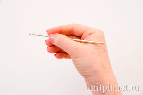 Как держать крючок способом «карандаш» 