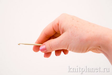 Как держать крючок способом «нож»